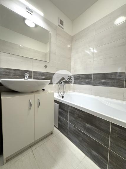 Pozor veľká zľava!! Reality KOMPLEX s.r.o. Vám ponúka na PREDAJ priestranný, zrekonštruovaný  3 izbový byt s bakónom na najlepšej adrese v meste Hurbanovo !!!