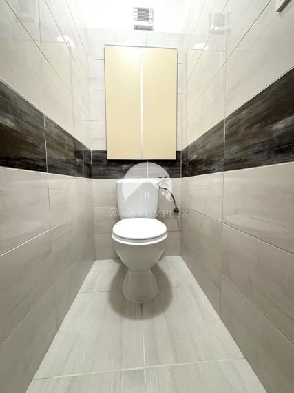 Pozor veľká zľava!! Reality KOMPLEX s.r.o. Vám ponúka na PREDAJ priestranný, zrekonštruovaný  3 izbový byt s bakónom na najlepšej adrese v meste Hurbanovo !!!