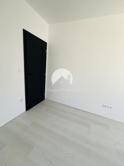 Reality KOMPLEX s.r.o., Vám ponúka na predaj moderný 3-izbový byt s balkónom a vlastnou záhradou v štvorbytovke v Dunajskej Strede