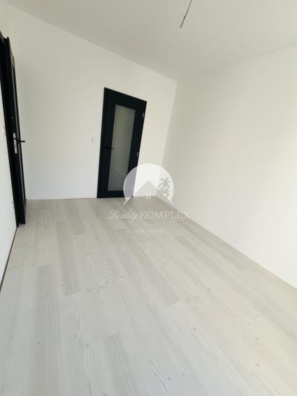 Reality KOMPLEX s.r.o., Vám ponúka na predaj moderný 3-izbový byt s balkónom a vlastnou záhradou v štvorbytovke v Dunajskej Strede