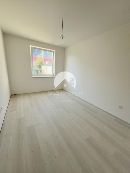 Reality KOMPLEX s.r.o., Vám ponúka na predaj moderný 3-izbový byt s balkónom a vlastnou záhradou v štvorbytovke v Dunajskej Strede