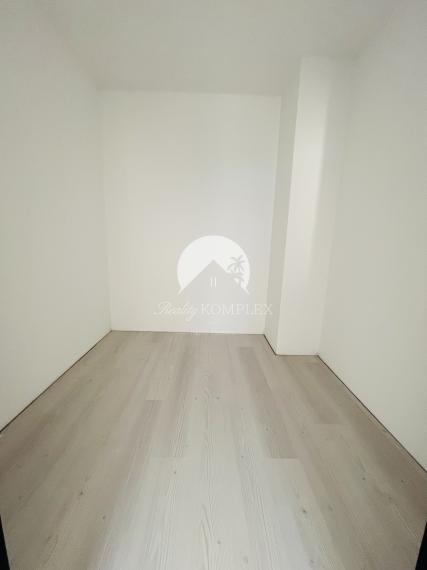 Reality KOMPLEX s.r.o., Vám ponúka na predaj moderný 3-izbový byt s balkónom a vlastnou záhradou v štvorbytovke v Dunajskej Strede