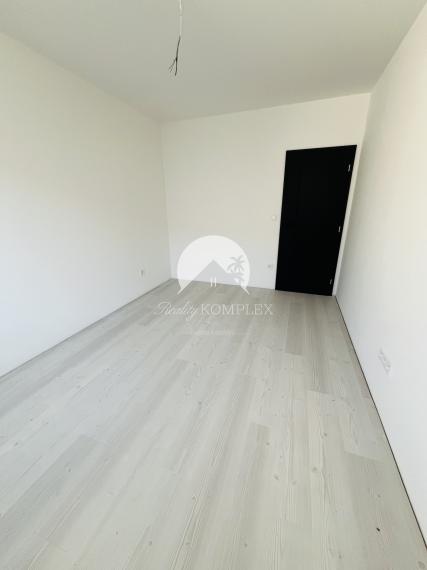 Reality KOMPLEX s.r.o., Vám ponúka na predaj moderný 3-izbový byt s balkónom a vlastnou záhradou v štvorbytovke v Dunajskej Strede