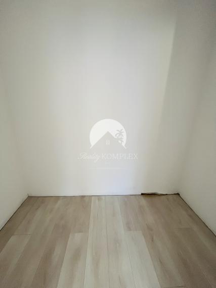 Reality KOMPLEX s.r.o., Vám ponúka na predaj moderný 3-izbový byt s balkónom a vlastnou záhradou v štvorbytovke v Dunajskej Strede