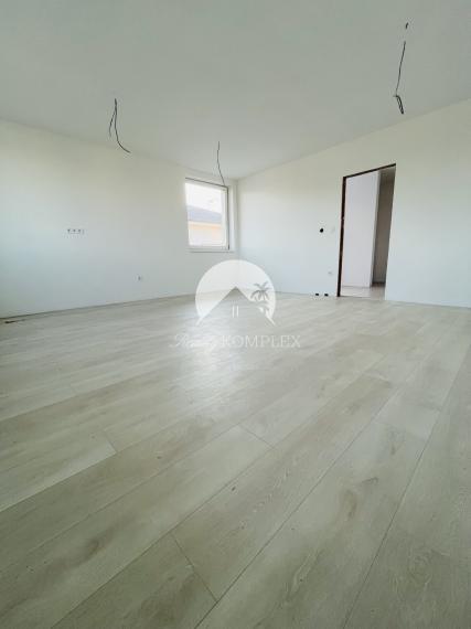 Reality KOMPLEX s.r.o., Vám ponúka na predaj moderný 3-izbový byt s balkónom a vlastnou záhradou v štvorbytovke v Dunajskej Strede