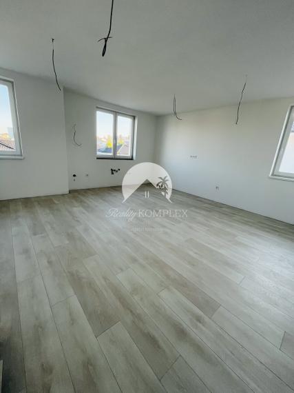 Reality KOMPLEX s.r.o., Vám ponúka na predaj moderný 3-izbový byt s balkónom a vlastnou záhradou v štvorbytovke v Dunajskej Strede