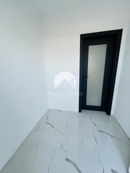 Reality KOMPLEX s.r.o., Vám ponúka na predaj moderný 3-izbový byt s balkónom a vlastnou záhradou v štvorbytovke v Dunajskej Strede