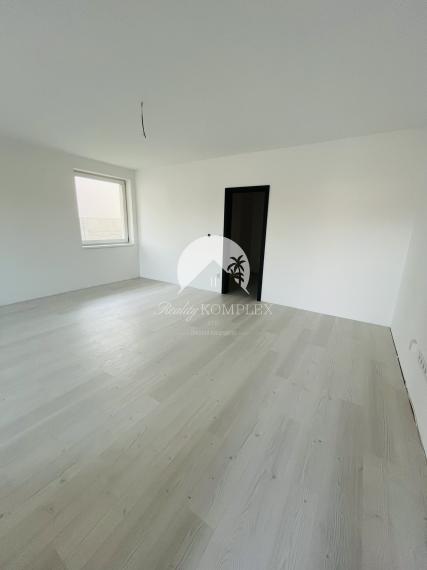 Reality KOMPLEX s.r.o., Vám ponúka na predaj moderný 3-izbový byt s balkónom a vlastnou záhradou v štvorbytovke v Dunajskej Strede