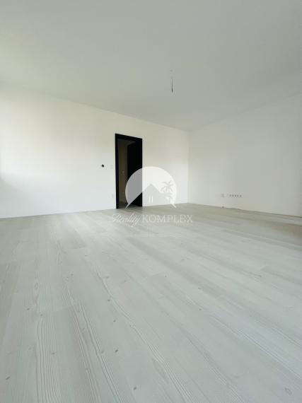 Reality KOMPLEX s.r.o., Vám ponúka na predaj moderný 3-izbový byt s balkónom a vlastnou záhradou v štvorbytovke v Dunajskej Strede