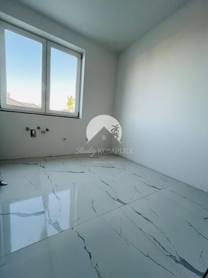 Reality KOMPLEX s.r.o., Vám ponúka na predaj moderný 3-izbový byt s balkónom a vlastnou záhradou v štvorbytovke v Dunajskej Strede