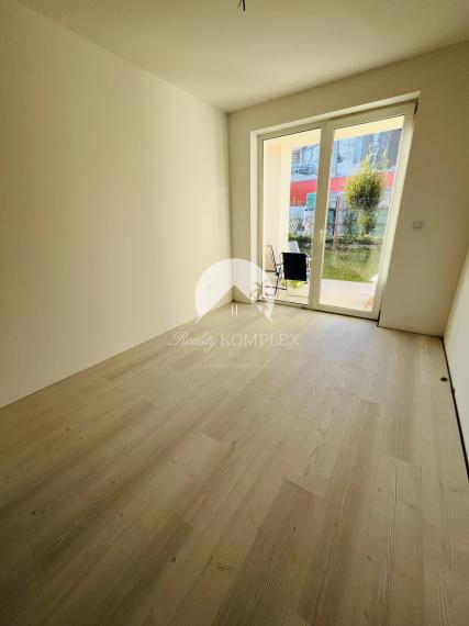 Reality KOMPLEX s.r.o., Vám ponúka na predaj moderný 3-izbový byt s balkónom a vlastnou záhradou v štvorbytovke v Dunajskej Strede
