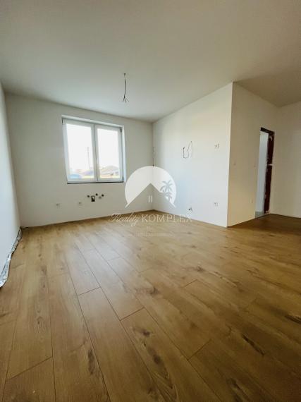 Reality KOMPLEX s.r.o., Vám ponúka na predaj moderný 3-izbový byt s balkónom a vlastnou záhradou v štvorbytovke v Dunajskej Strede