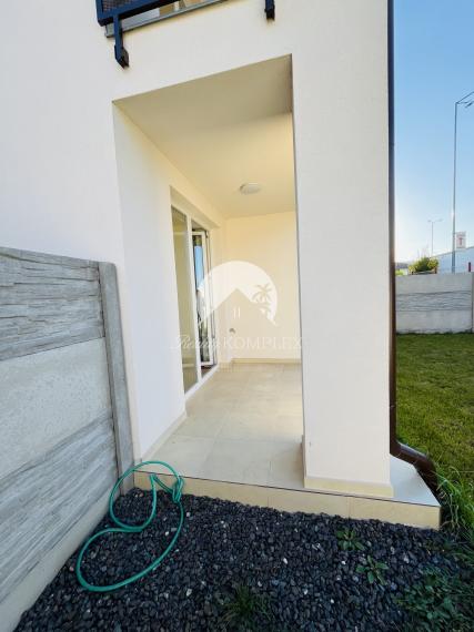 Reality KOMPLEX s.r.o., Vám ponúka na predaj moderný 3-izbový byt s balkónom a vlastnou záhradou v štvorbytovke v Dunajskej Strede