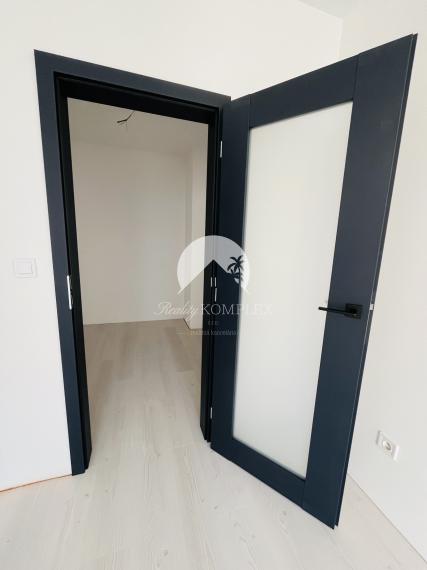 Reality KOMPLEX s.r.o., Vám ponúka na predaj moderný 3-izbový byt s balkónom a vlastnou záhradou v štvorbytovke v Dunajskej Strede