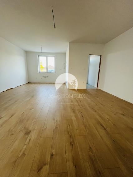 Reality KOMPLEX s.r.o., Vám ponúka na predaj moderný 3-izbový byt s balkónom a vlastnou záhradou v štvorbytovke v Dunajskej Strede