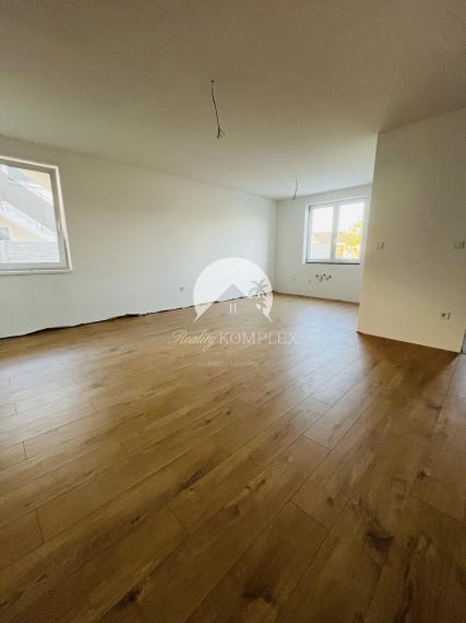 Reality KOMPLEX s.r.o., Vám ponúka na predaj moderný 3-izbový byt s balkónom a vlastnou záhradou v štvorbytovke v Dunajskej Strede