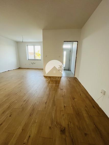 Reality KOMPLEX s.r.o., Vám ponúka na predaj moderný 3-izbový byt s balkónom a vlastnou záhradou v štvorbytovke v Dunajskej Strede