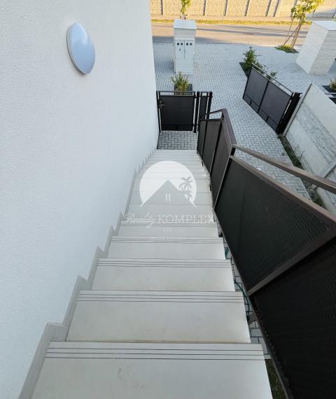 Reality KOMPLEX s.r.o., Vám ponúka na predaj moderný 3-izbový byt s balkónom a vlastnou záhradou v štvorbytovke v Dunajskej Strede