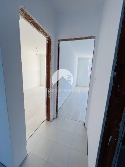 Reality KOMPLEX s.r.o., Vám ponúka na predaj moderný 3-izbový byt s balkónom a vlastnou záhradou v štvorbytovke v Dunajskej Strede