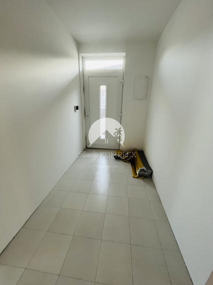 Reality KOMPLEX s.r.o., Vám ponúka na predaj moderný 3-izbový byt s balkónom a vlastnou záhradou v štvorbytovke v Dunajskej Strede