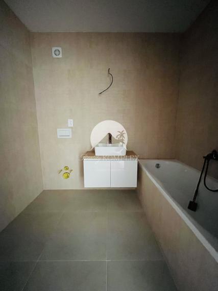 Reality KOMPLEX s.r.o., Vám ponúka na predaj moderný 3-izbový byt s balkónom a vlastnou záhradou v štvorbytovke v Dunajskej Strede