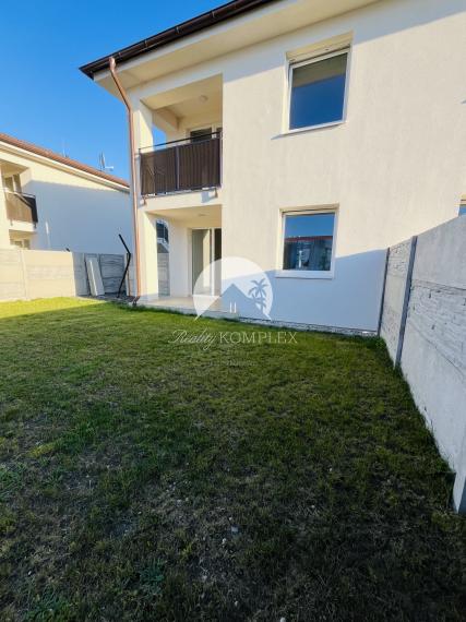 Reality KOMPLEX s.r.o., Vám ponúka na predaj moderný 3-izbový byt s balkónom a vlastnou záhradou v štvorbytovke v Dunajskej Strede