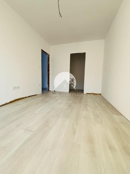 Reality KOMPLEX s.r.o., Vám ponúka na predaj moderný 3-izbový byt s balkónom a vlastnou záhradou v štvorbytovke v Dunajskej Strede