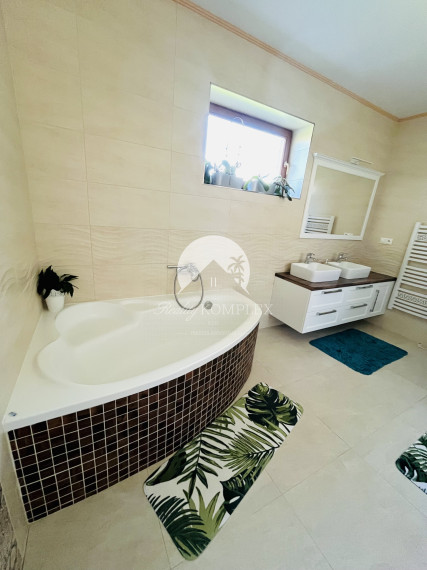 Reality KOMPLEX s.r.o., Vám ponúka na predaj moderný 4-izbový rodinný dom v obci Sokolce