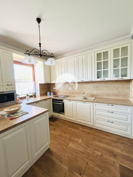 Reality KOMPLEX s.r.o., Vám ponúka na predaj moderný 4-izbový rodinný dom v obci Sokolce