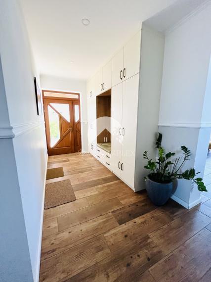 Reality KOMPLEX s.r.o., Vám ponúka na predaj moderný 4-izbový rodinný dom v obci Sokolce