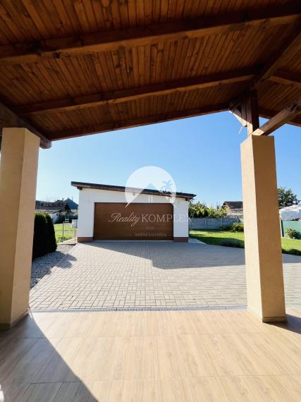 Reality KOMPLEX s.r.o., Vám ponúka na predaj moderný 4-izbový rodinný dom v obci Sokolce