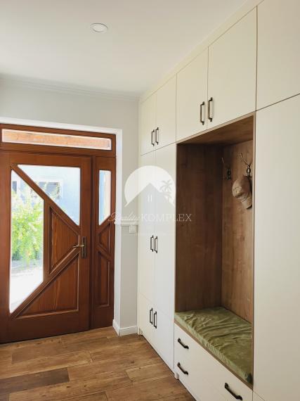 Reality KOMPLEX s.r.o., Vám ponúka na predaj moderný 4-izbový rodinný dom v obci Sokolce