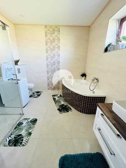 Reality KOMPLEX s.r.o., Vám ponúka na predaj moderný 4-izbový rodinný dom v obci Sokolce