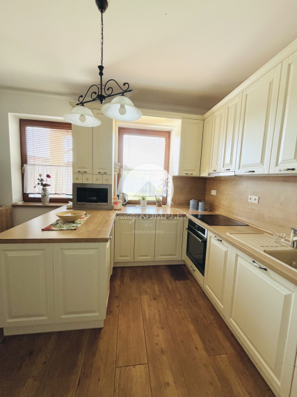 Reality KOMPLEX s.r.o., Vám ponúka na predaj moderný 4-izbový rodinný dom v obci Sokolce