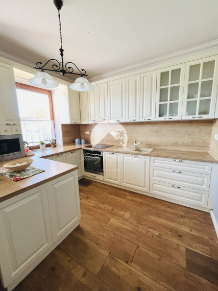 Reality KOMPLEX s.r.o., Vám ponúka na predaj moderný 4-izbový rodinný dom v obci Sokolce