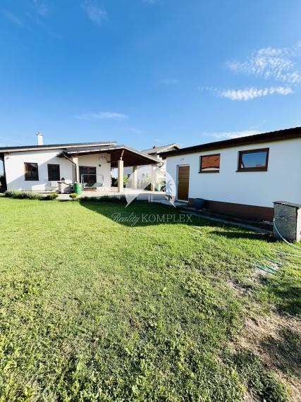 Reality KOMPLEX s.r.o., Vám ponúka na predaj moderný 4-izbový rodinný dom v obci Sokolce