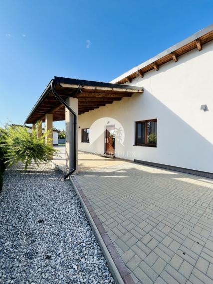 Reality KOMPLEX s.r.o., Vám ponúka na predaj moderný 4-izbový rodinný dom v obci Sokolce