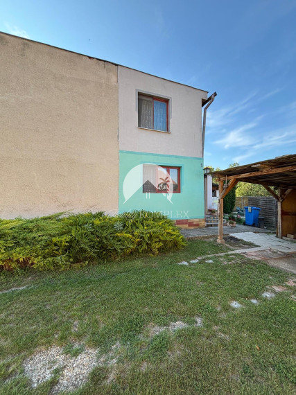 Reality KOMPLEX s.r.o. Vám EXKLUZÍVNE ponúka na predaj priestranný, poschodový 5-izbový rodinný dom v obci Holiare