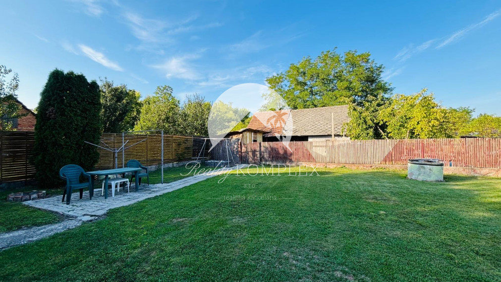 Reality KOMPLEX s.r.o. Vám EXKLUZÍVNE ponúka na predaj priestranný, poschodový 5-izbový rodinný dom v obci Holiare