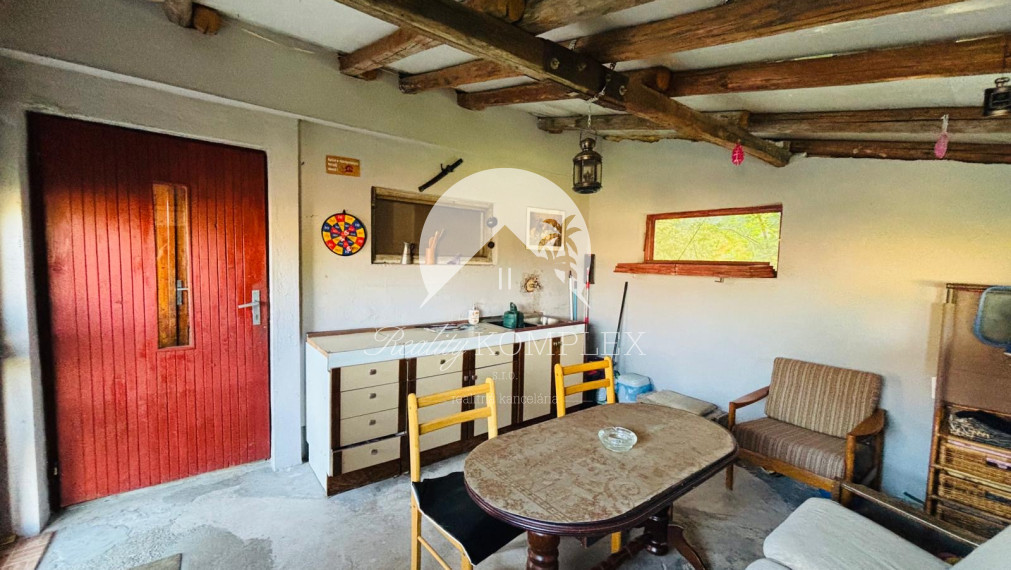 Reality KOMPLEX s.r.o. Vám EXKLUZÍVNE ponúka na predaj priestranný, poschodový 5-izbový rodinný dom v obci Holiare