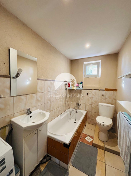 Reality KOMPLEX s.r.o. Vám EXKLUZÍVNE ponúka na predaj priestranný, poschodový 5-izbový rodinný dom v obci Holiare