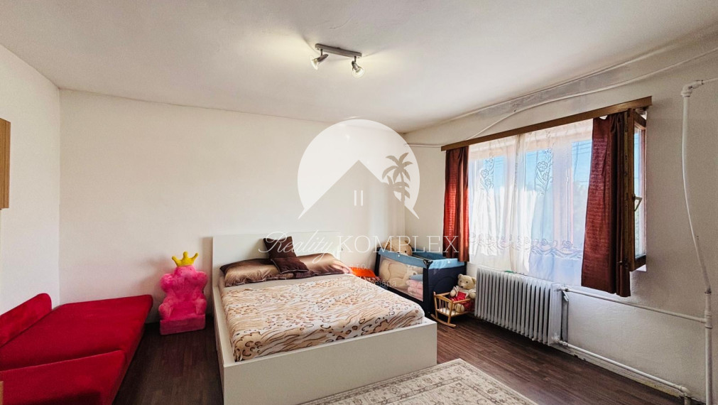 Reality KOMPLEX s.r.o. Vám EXKLUZÍVNE ponúka na predaj priestranný, poschodový 5-izbový rodinný dom v obci Holiare