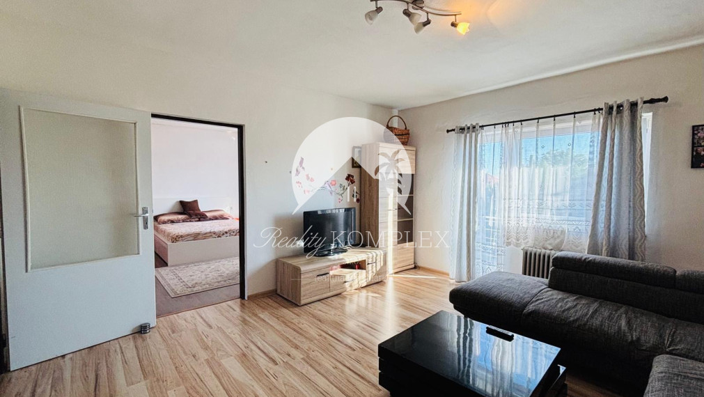 Reality KOMPLEX s.r.o. Vám EXKLUZÍVNE ponúka na predaj priestranný, poschodový 5-izbový rodinný dom v obci Holiare