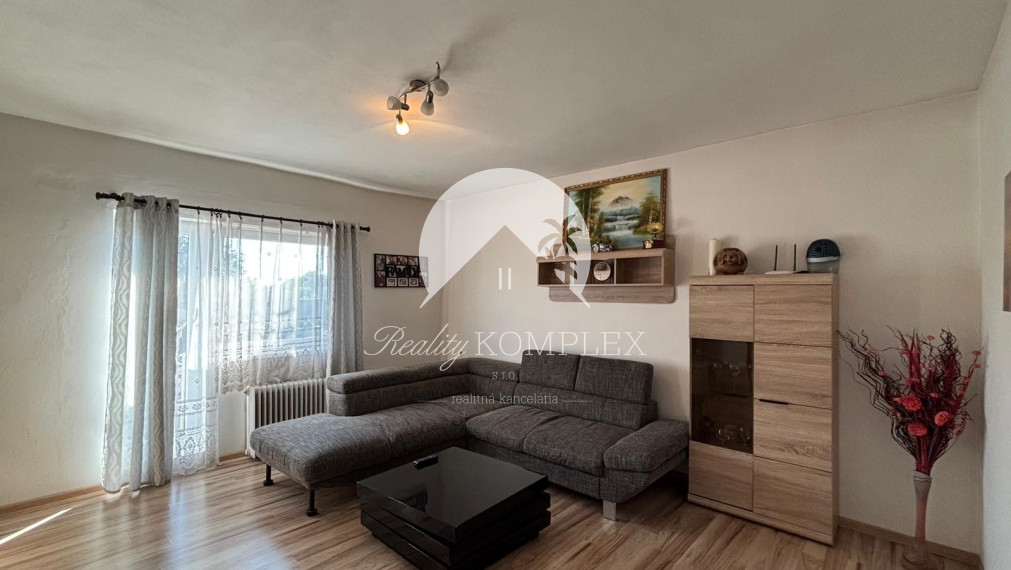 Reality KOMPLEX s.r.o. Vám EXKLUZÍVNE ponúka na predaj priestranný, poschodový 5-izbový rodinný dom v obci Holiare