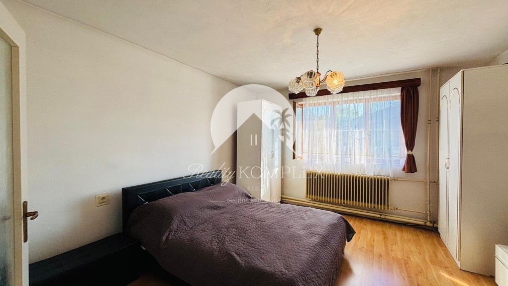 Reality KOMPLEX s.r.o. Vám EXKLUZÍVNE ponúka na predaj priestranný, poschodový 5-izbový rodinný dom v obci Holiare