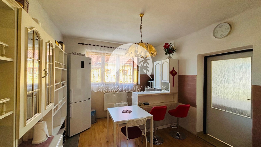 Reality KOMPLEX s.r.o. Vám EXKLUZÍVNE ponúka na predaj priestranný, poschodový 5-izbový rodinný dom v obci Holiare