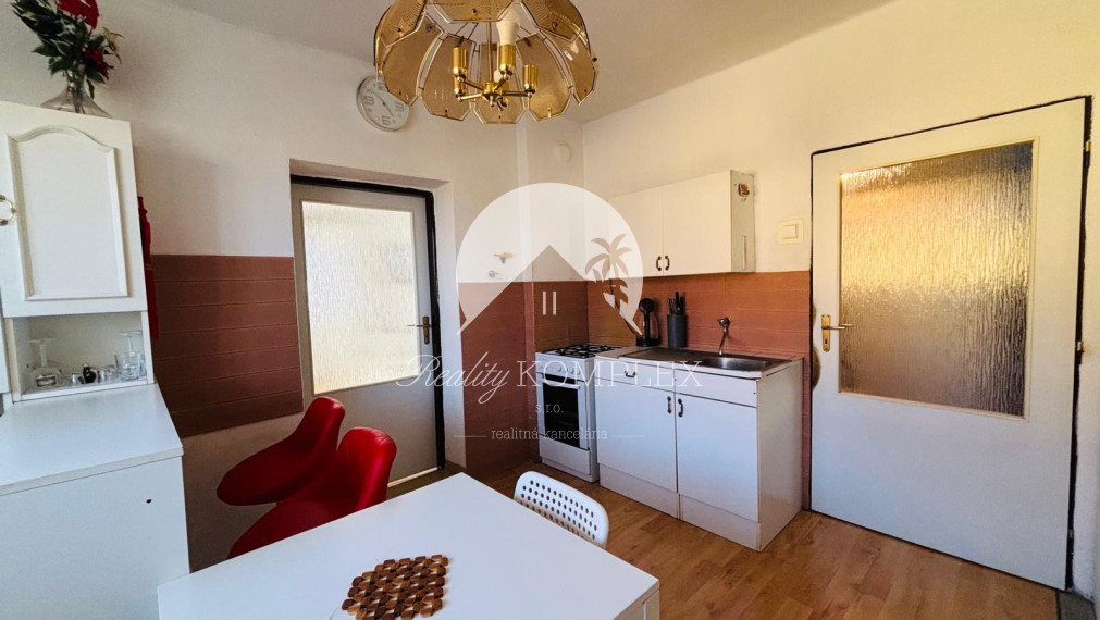 Reality KOMPLEX s.r.o. Vám EXKLUZÍVNE ponúka na predaj priestranný, poschodový 5-izbový rodinný dom v obci Holiare