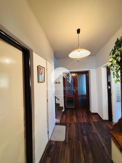 Reality KOMPLEX s.r.o. Vám EXKLUZÍVNE ponúka na predaj priestranný, poschodový 5-izbový rodinný dom v obci Holiare