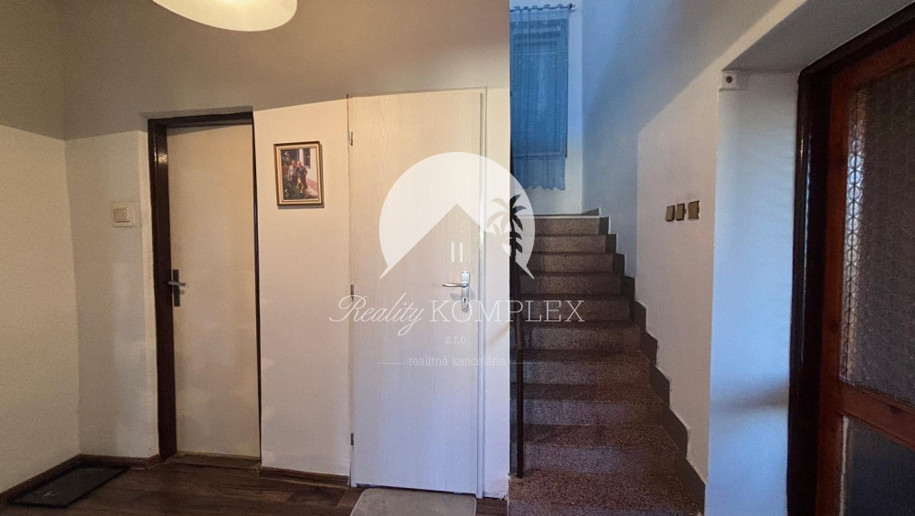 Reality KOMPLEX s.r.o. Vám EXKLUZÍVNE ponúka na predaj priestranný, poschodový 5-izbový rodinný dom v obci Holiare