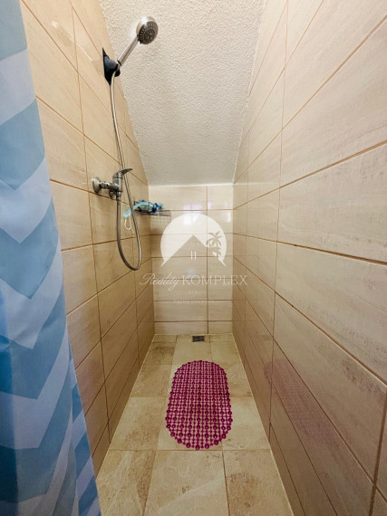 Reality KOMPLEX s.r.o. Vám EXKLUZÍVNE ponúka na predaj priestranný, poschodový 5-izbový rodinný dom v obci Holiare